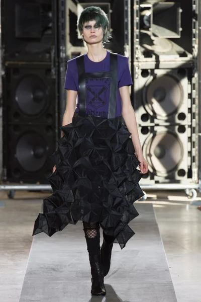 Look 16